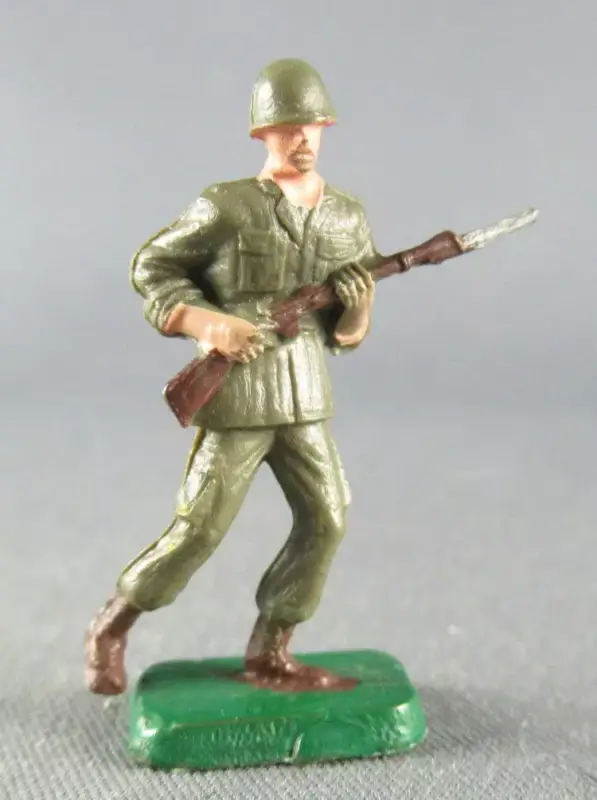 Marque Starlux 30mm - Militaire - Armée Moderne - Combattant Chargeant Fusil Baïonnette (réf M9)