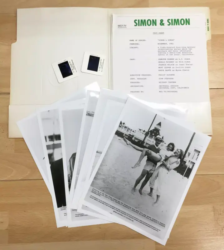 Prix Promo Simon et Simon - Dossier de Presse contenant, 7 Photos, 2 Diapositives et notes de Productions pour la presse (en Anglais)