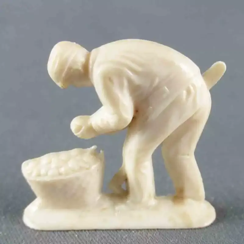 Figurine Publicitaire Le Baby l'Aiglon - La Vie à la Campagne - Ramasseur de Pommes de Terre Paiement Sécurisé