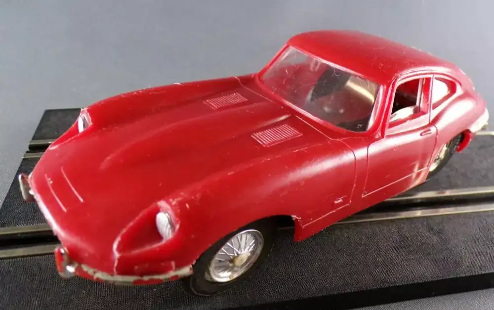 Commander Maintenant Circuit 24 réf 8205 - Jaguar Type E Rouge Jantes Chromées 3